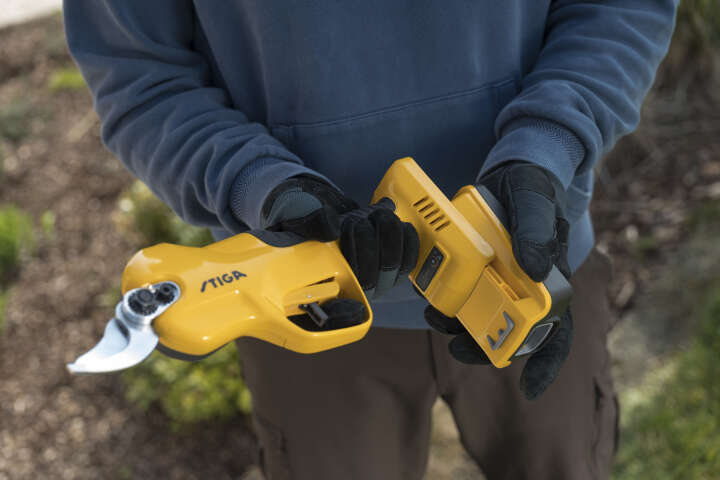 STIGA Akku-Astschere und Säge SC 100e Kit